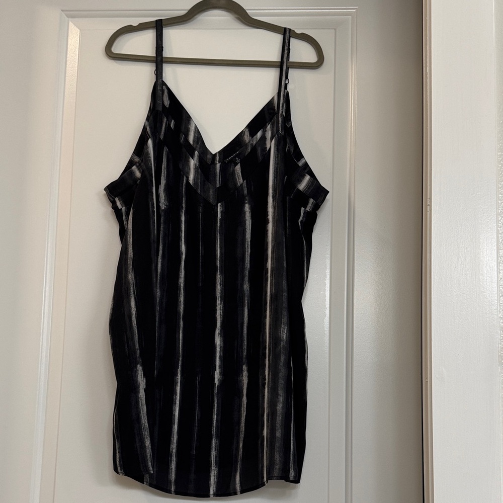 Torrid Black and White Sleeveless top size 4 (26)